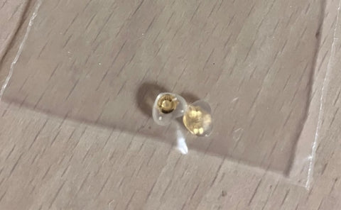 ネット通販でピアスキャッチを手に入れる